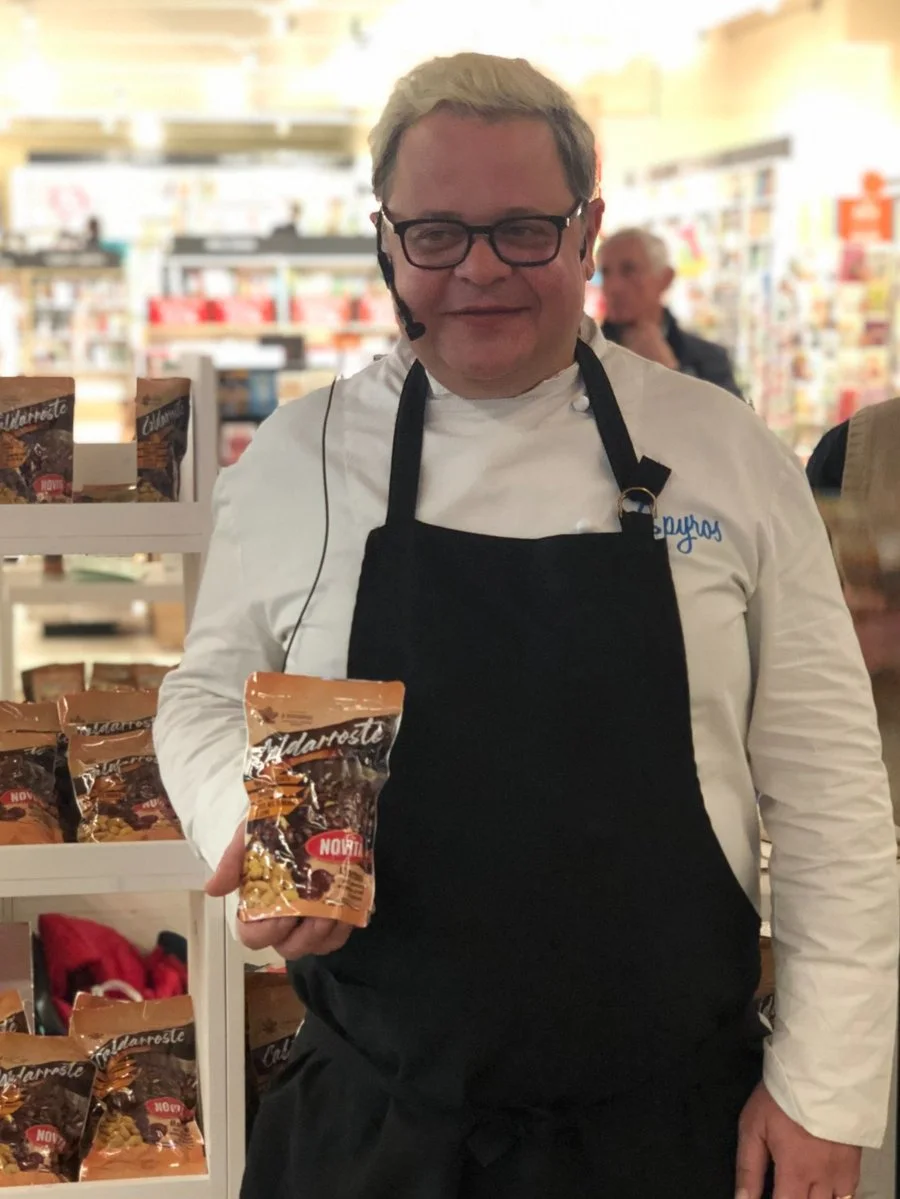 Lo chef Spyros Theodoridis con una confezione di caldarroste Il Castagnaio